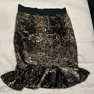 Knee-Length gold sequin skirt with ruffle
